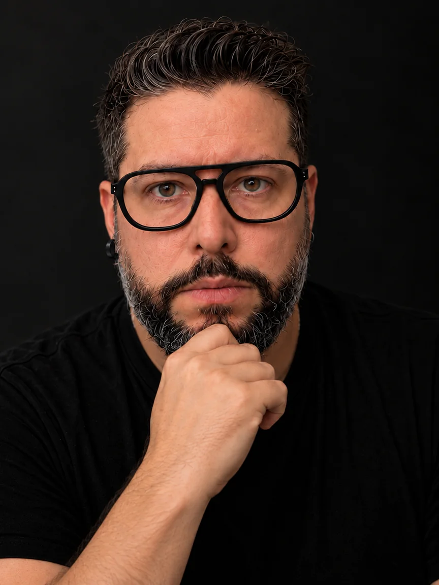 Alexandre D'Andrea, retrato frontal no estúdio
